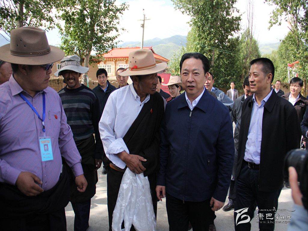 黃新初在甘孜縣調(diào)研指導(dǎo)扶貧開(kāi)發(fā)工作、慰問(wèn)對(duì)口支援我州的干部人才代表掠影