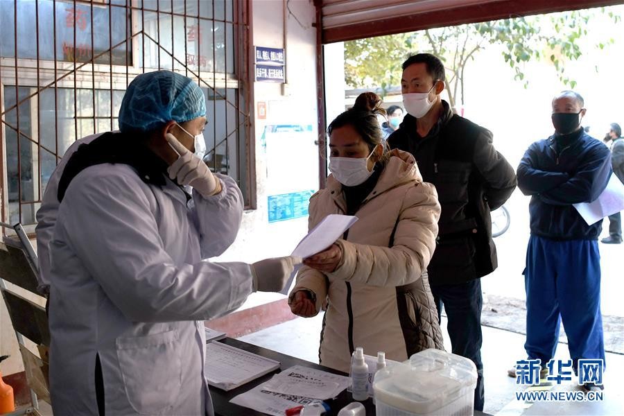 （抓好經(jīng)濟(jì)發(fā)展 應(yīng)對復(fù)雜局面·圖文互動）（3）2500萬農(nóng)民工如何安全返崗？——農(nóng)民工大省四川復(fù)工觀察