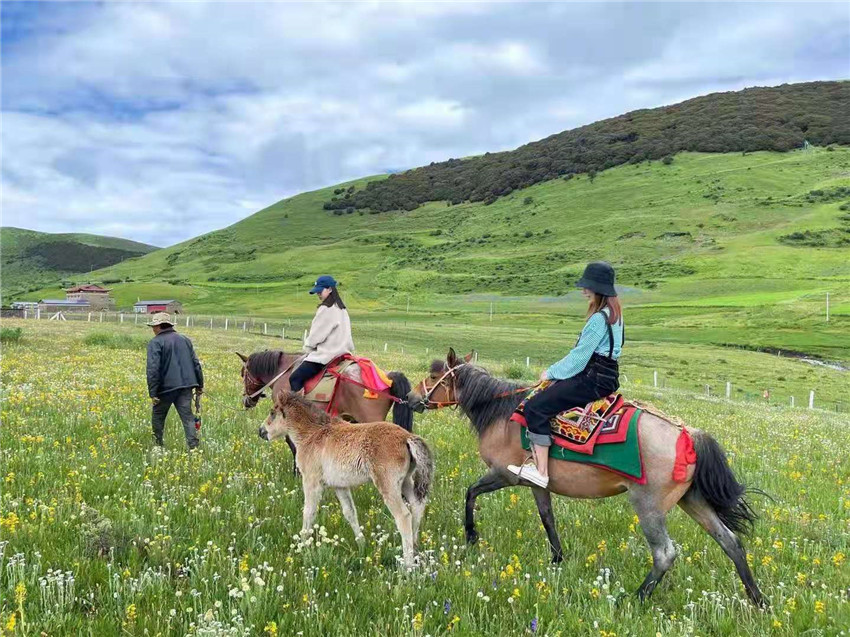 游客在祝?；êｓw驗騎馬  任剛.jpg