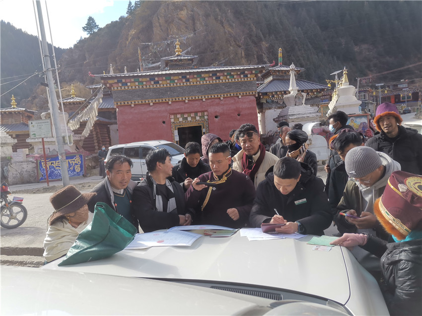 別樣的汽車銀行很接地氣，農(nóng)行德格縣支行開展農(nóng)戶信息建檔，現(xiàn)場為百姓開展金融服務(wù)。.jpg