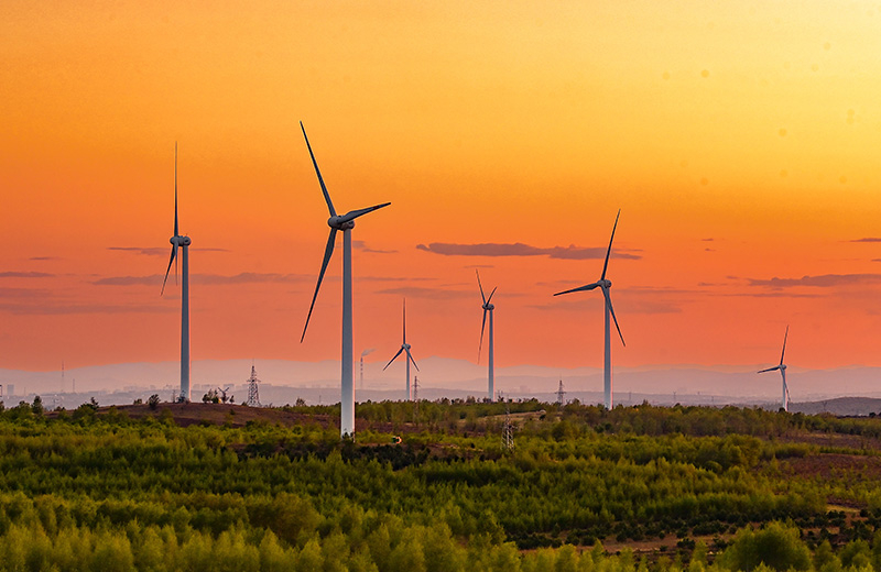 2023年5月23日清晨拍攝的內蒙古興安盟烏蘭浩特市呼和馬場風力光伏發(fā)電場內的風機。