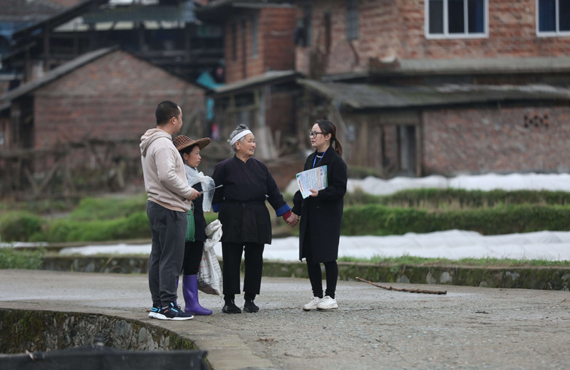 2022年3月24日，在廣西柳州市三江侗族自治縣良口鄉(xiāng)南寨村，紀檢監(jiān)察干部（右一、左一）在了解惠農(nóng)政策落實情況。