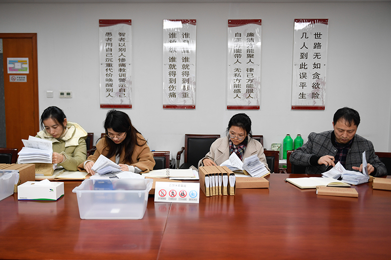 2020年1月8日，浙江寧波市北侖區(qū)紀委工作人員在檢查北侖區(qū)大數(shù)據(jù)發(fā)展管理中心2019年的公款消費票據(jù)，查找是否存在違規(guī)問題。