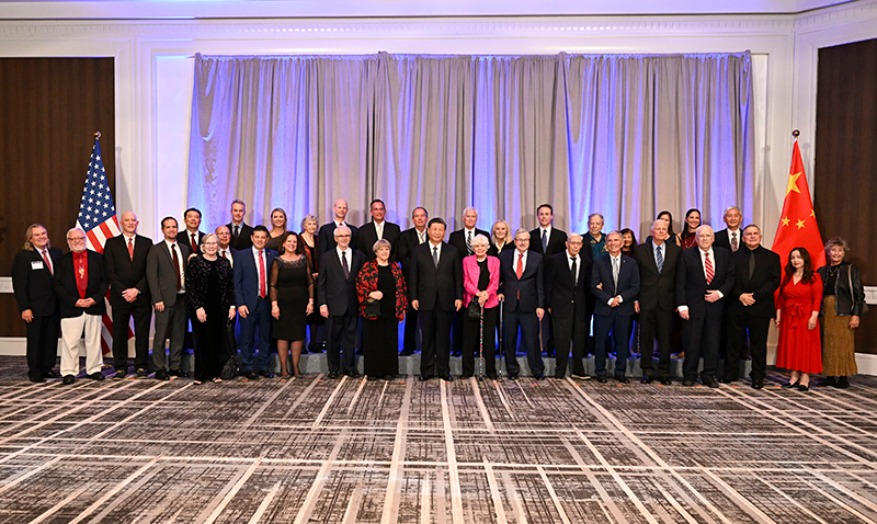 這是美國友好團(tuán)體聯(lián)合歡迎宴會(huì)開始前，習(xí)近平主席會(huì)見飛虎隊(duì)和史迪威將軍后人、鼓嶺、艾奧瓦州、華盛頓州等方面友好人士代表，同他們親切交談并合影留念。