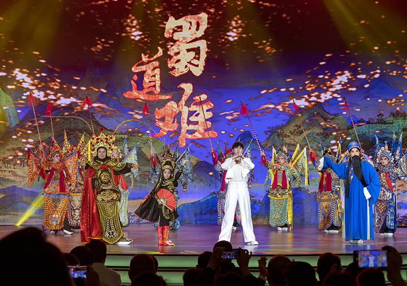 2023年10月13日，成都，“把青春華章寫在祖國大地上”大思政課網(wǎng)絡(luò)主題宣傳和互動引導(dǎo)活動在四川大學(xué)舉行。