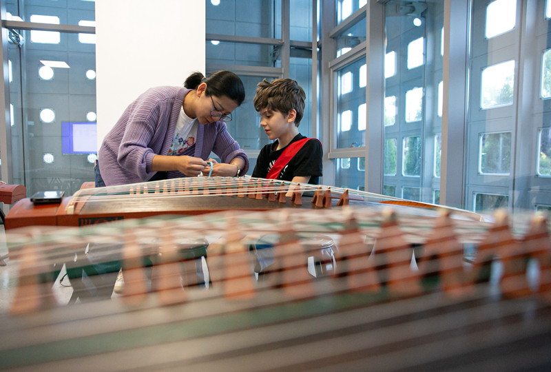 4月29日，在塞爾維亞貝爾格萊德中國文化中心，古箏指導老師王宣（左）在教學。新華社記者 李京 攝