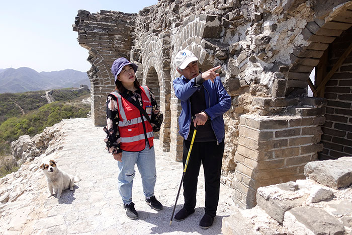 在明長城遺址上，梅景田給外甥女劉紅巖講述長城故事。