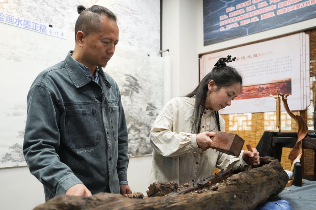 潘能輝和妻子胡美華在湖南常德河街展示木雕。新華社記者 薛宇舸 攝