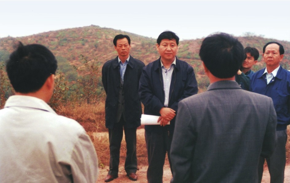 1999年11月，習(xí)近平在龍巖市長(zhǎng)汀縣河田水土流失治理區(qū)調(diào)研。圖源：《習(xí)近平在福建（下）》