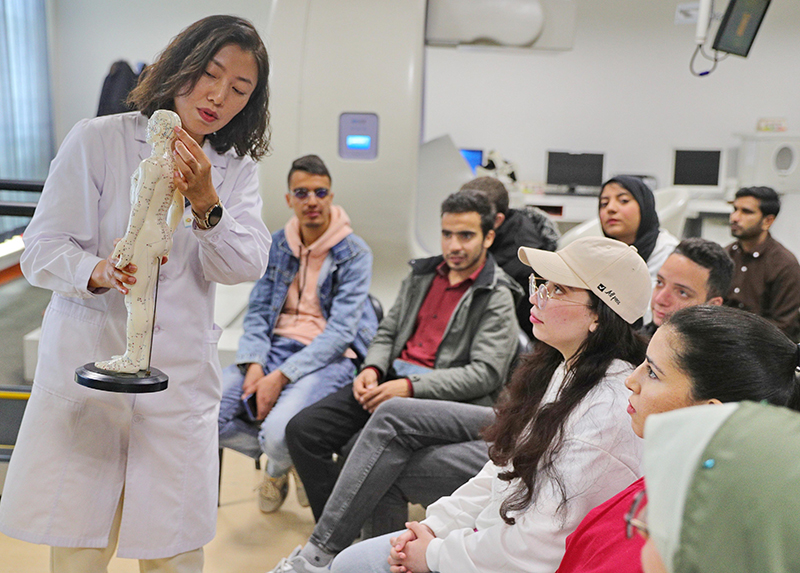 2023年4月19日，河北省秦皇島市中醫(yī)醫(yī)院醫(yī)務工作者為燕山大學外國留學生講解中醫(yī)經絡知識。