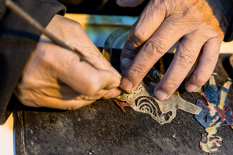 皮影非遺傳承人正在制作皮影。
